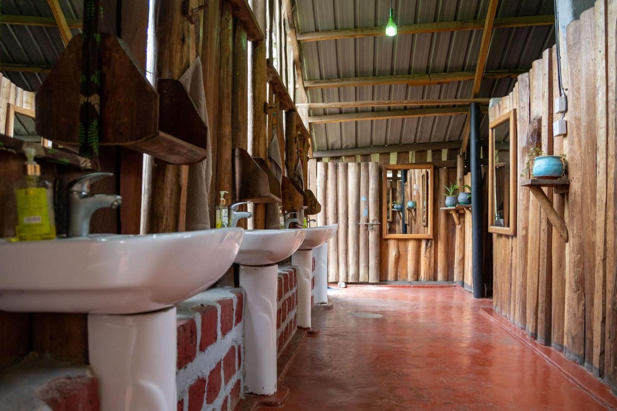 Kalitusi Backpackers Hostel&Campsite Fort Portal Bagian luar foto